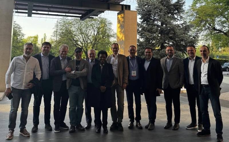 – А Молдова, це як задній дворик, чи то Румунії чи то України? – питає болгарин в хірурга з Кишинева