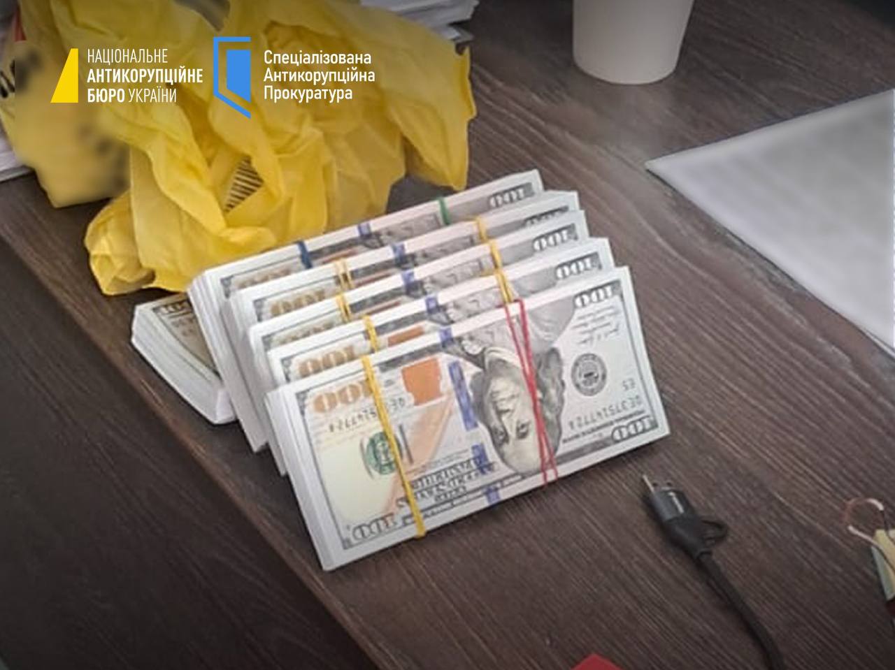 НАБУ та САП викрили на хабарі працівників СБУ, які вимагали $110 тисяч