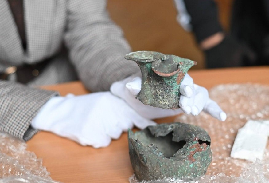 Римський глек з Вінниччини передали Національному музею