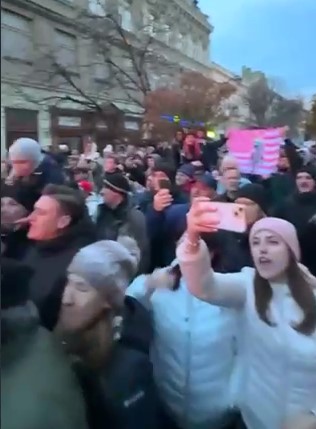 «Росіяни – додому» – скандують угорці на передвиборчому мітингу Орбана