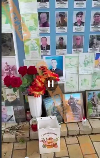 Українці приносять освячені пасочки до Стіни пам’яті