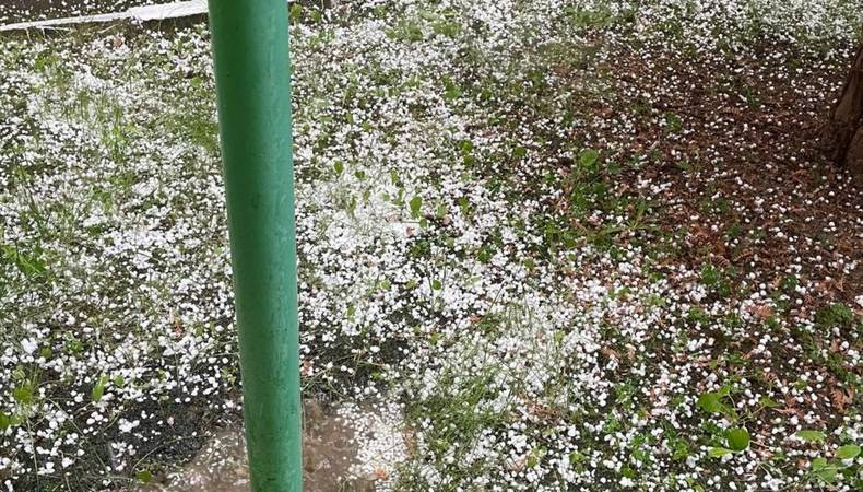 Розпочалася потужна негода: Захід України потерпає від стихії, сильний град накриває регіони