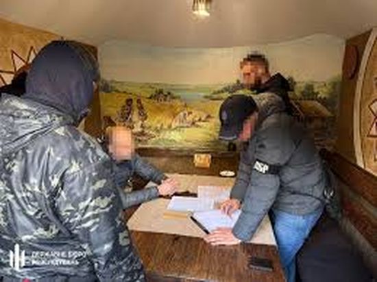 За демонтаж колії «Укрзалізниці» яка проходила через родовище, вимагав 100000 у.о.