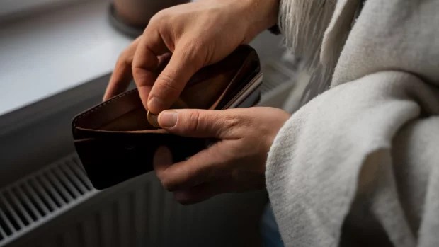 За даними Інституту демографії рівень бідності в Україні зріс до 30%