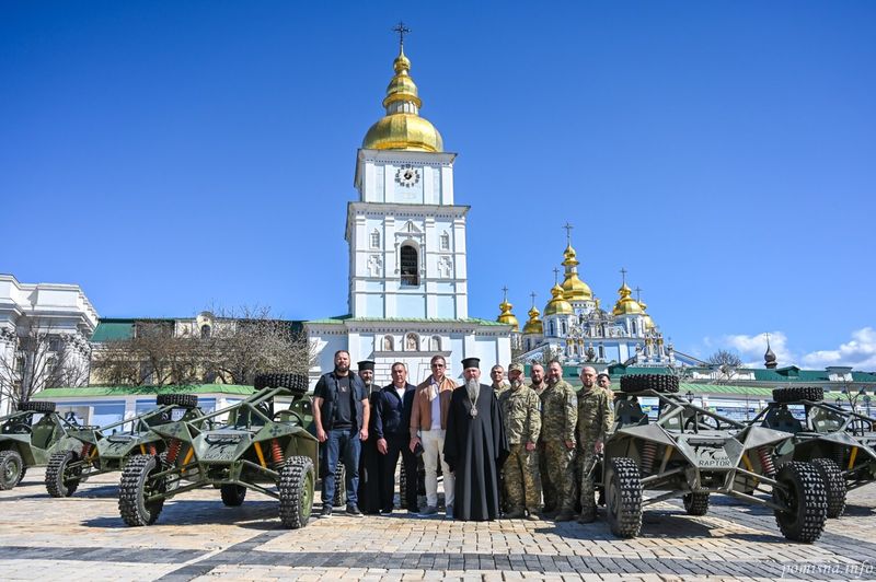 Митрополит Епіфаній благословив та передав захисникам України спеціалізовані автомобілі