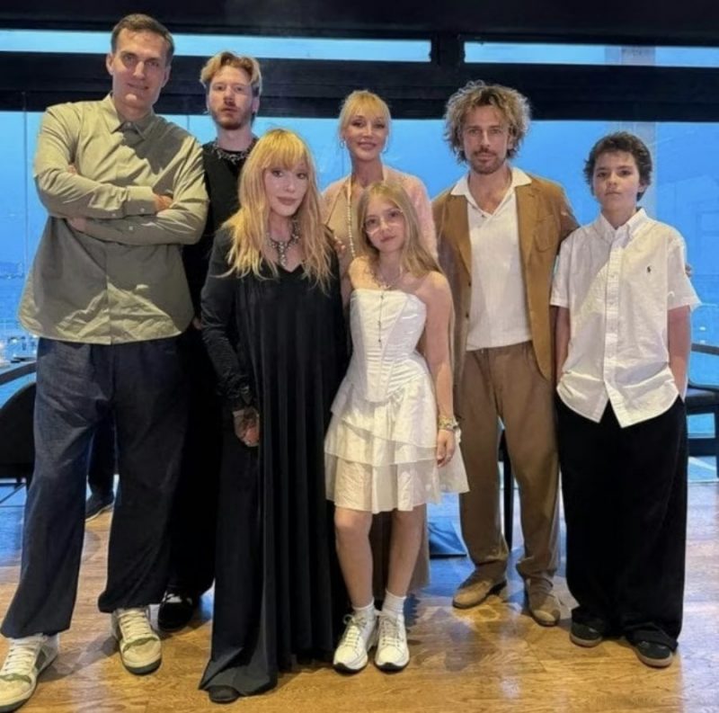 Російська співачка Алла Пугачова показала, як у родинному колі відсвяткувала день народження.