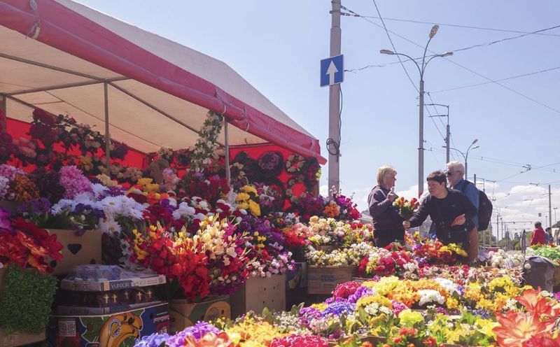Мертвим ваші мертві квіти не потрібні