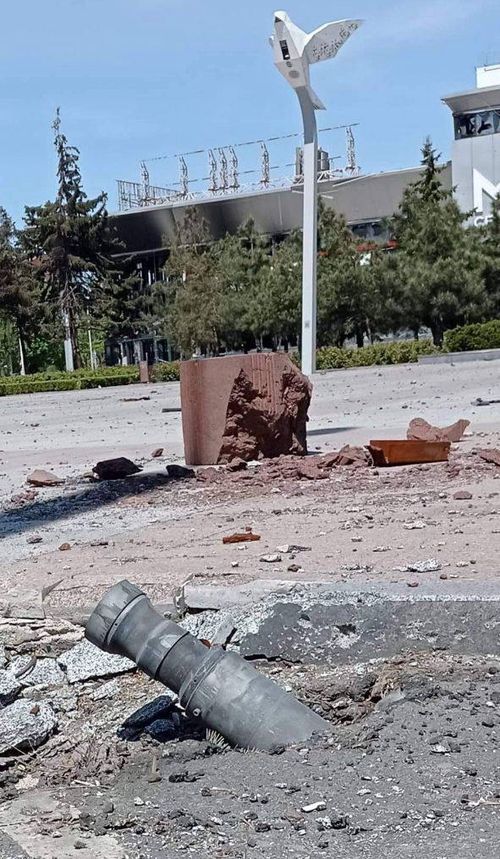 Окупанти в Маріуполі влаштували мракобісся на кістках та зруйнували «Мир» боєприпасами