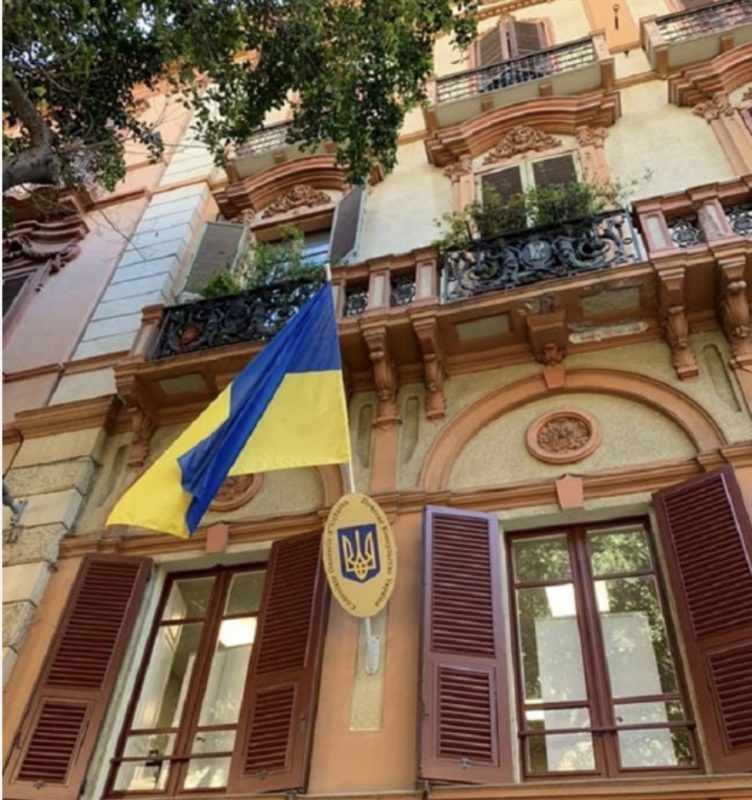 Посольство України повідомило про агресію проти людей з українськими прапорами під час святкувань в Італії