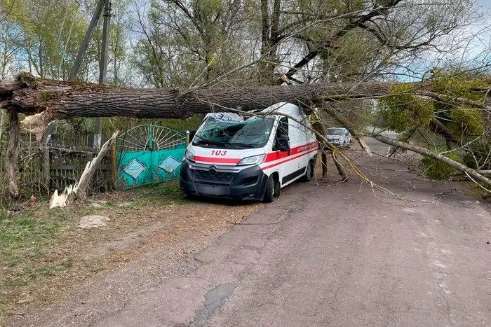 Негода на Вінниччині зносила зупинки, блокувала траси та нівечила автівки