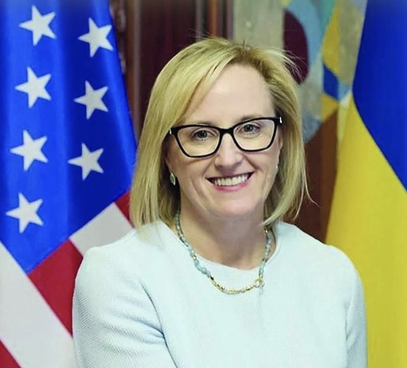 Посол США в Україні Джулі Девіс йде з посади через розбіжність у поглядах з Трампом на відносини між країнами, — Financial Times