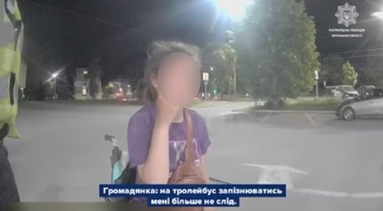 Не могла дістатися додому: у Вінниці допомогли дівчині на кріслі колісному
