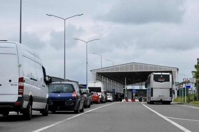 Черги з сотень автівок зібралися на кордоні з Польщею