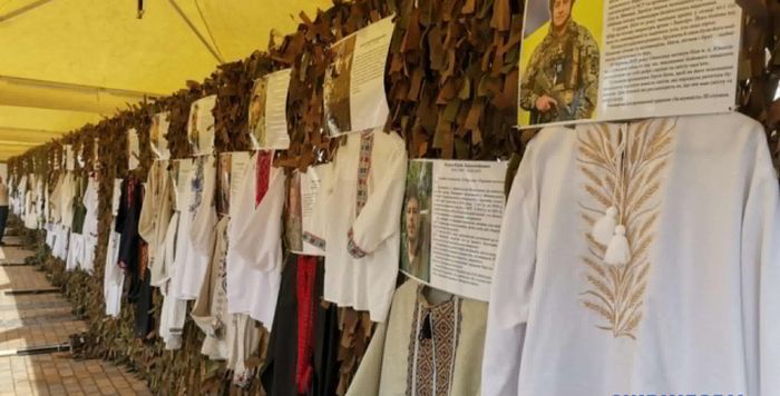 Виставка вишиванок полеглих захисників відкрилась у Вінниці