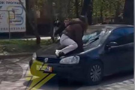 Жінка на капоті ТЦК у Вінниці розповіла про інцидент. Ви вже бачили це відео?