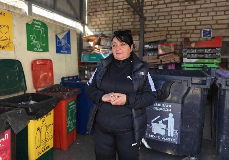 Макулатуру, пет-пляшку і скло здають кожні 10 днів, а на виручені кошти приводять до ладу прибудинкову територію