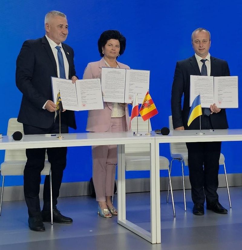 Громада на Вінниччині підписала угоду про партнерство з Польщею та Донеччиною