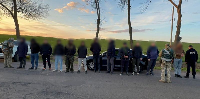 Прикордонники затримали цілий кортеж ухилянтів