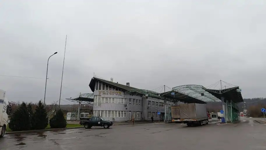 Словаччина закрила всі пункти пропуску на кордоні з Україною