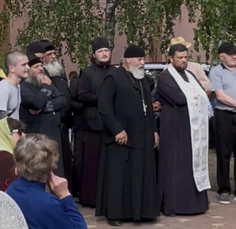 До селища завезли московських попів з усього району