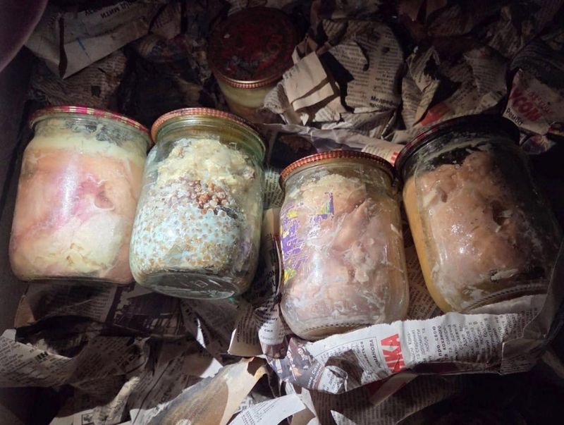 Склад з протигазами, технікою та консервами виявили діти у Бару
