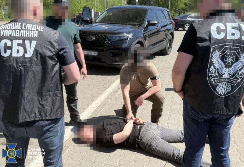 СБУ затримала керівника Житомирського обласного ТЦК, який вимагав кошти із місцевого підприємця за «непризов» його працівників