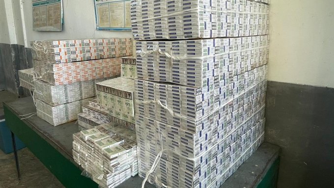 На ПП до Польщі митники знайшли в мікроавтобусі понад 600 блоків сигарет