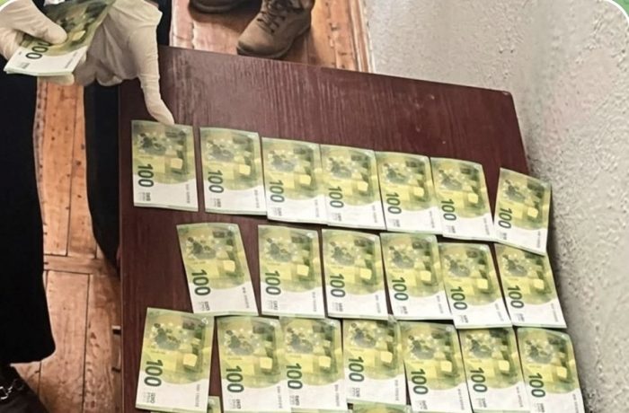 На хабарі у 5500 євро затримали офіцера одного з навчальних центрів на Хмельниччині
