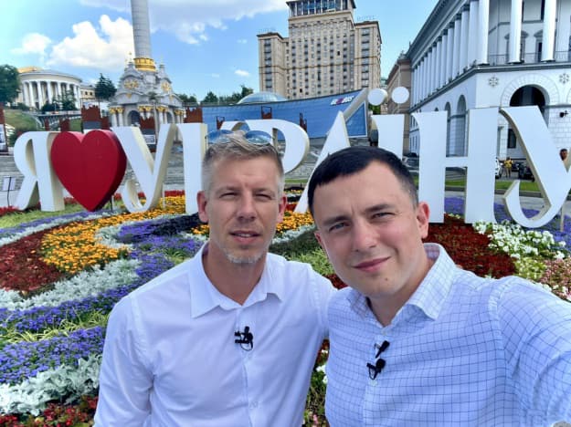Цікава історія фото Петера Мадяра на тлі напису “Я люблю Україну”