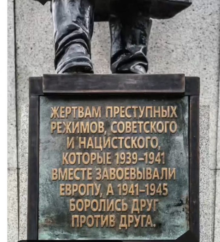 У Празі активісти змінили напис на пам’ятнику червоноармійцям