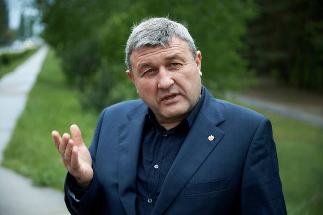 Суд конфіскував три елітні автівки нардепа від Слуги народу