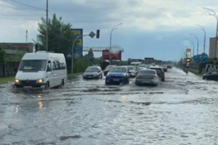 З самого ранку 7 червня у Вінниці знову лило, як з відра