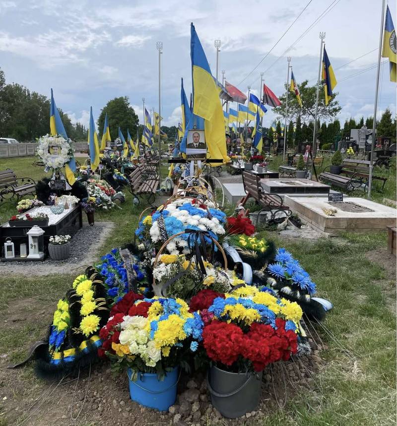 Друзі, усі, хто прийшов і приїхав провести в останню путь нашого воїна Ігоря Дворняка, прийміть від усієї нашої великої родини щиру вдячність