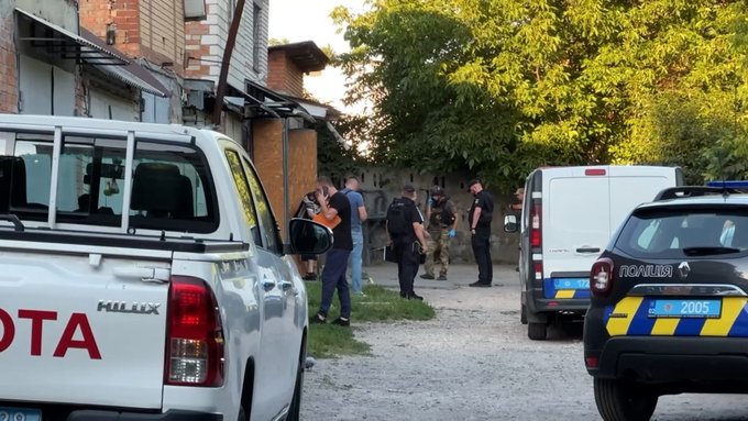 В якому стані поранені вибухом діти з Вінниці (доповнено)




														Як ми уже повідомляли, у Вінниці двоє хлопчиків віком 10 і 11 років, які травмувалися внаслідок вибуху невідомого предмета, перебувають у лікарні.
