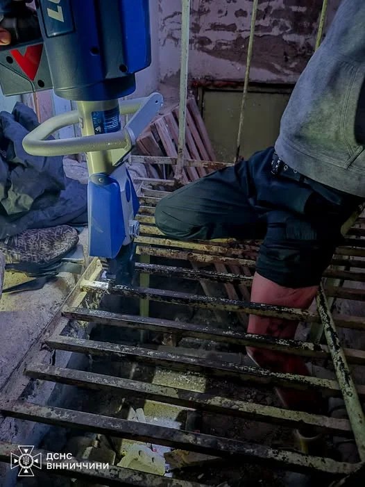У Вінниці хлопчик застряг у металевій решітці під’їзду