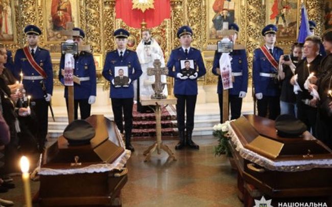У Києві провели в останню путь поліцейських Дениса Будченка та Дмитра Бондарчука, які загинули через наїзд автомобіля у Солом’янському районі