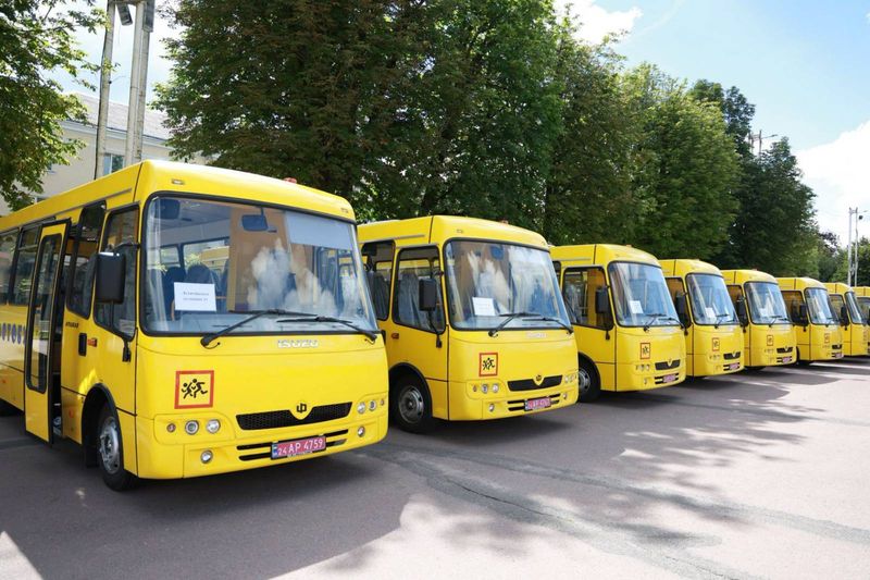 Отримали 15 нових шкільних автобусів