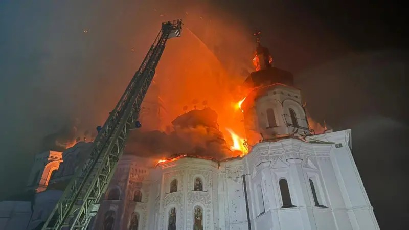 Стародавні ікони та інші святині вдалося зберегти