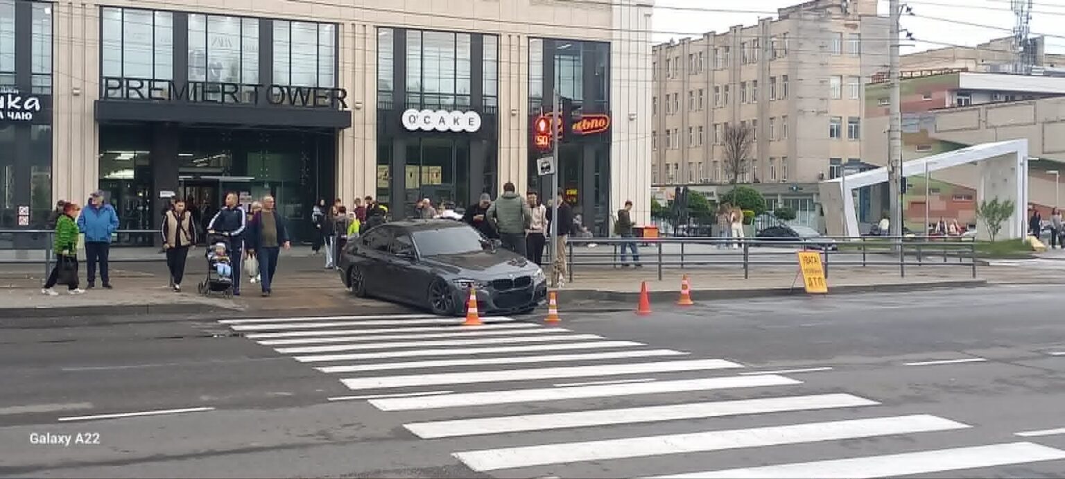У Вінниці легковик влетів у зупинку громадського транспорту