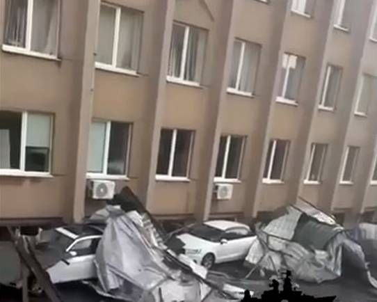 Львів накрила негода: містом падають дерева, рвуться дроти та злітають дахи
