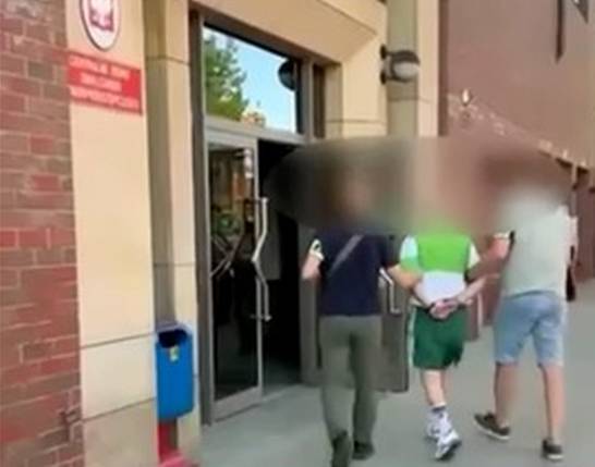 У Польщі затримали чоловіка, який ображав українську касирку через її походження.