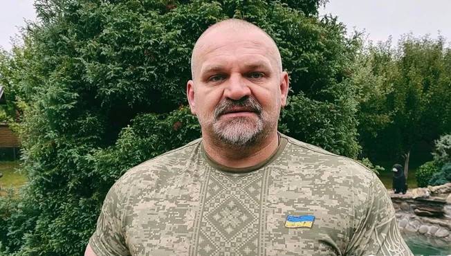 Відомий український силач-нардеп таксує на сервісі спільних поїздок