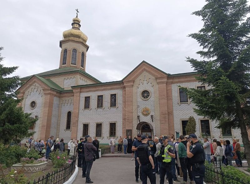 Коли в храмі молились українською біля Троїцького собору збирались звезені з усієї України прихвостні «руского міра»