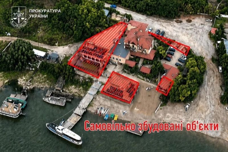 Власника готелю звинувачують у захопленні земель біля Дністровського водосховища.