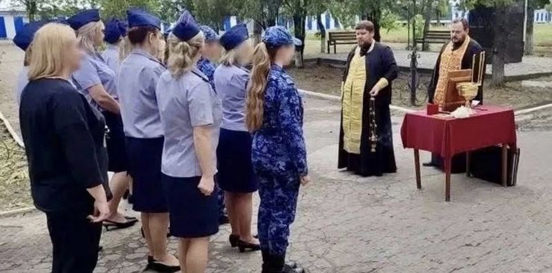 Діючий ієрей Запорізької єпархії УПЦ освятив катівню окупантів у Бердянську.