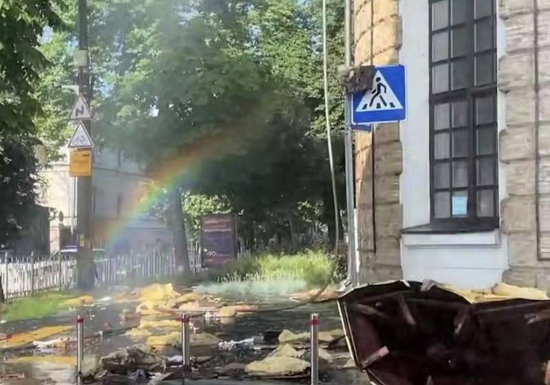 Дощ на палаючу Лавру і райдуга біля понівеченого купола, що лежить на бруківці біля храму…