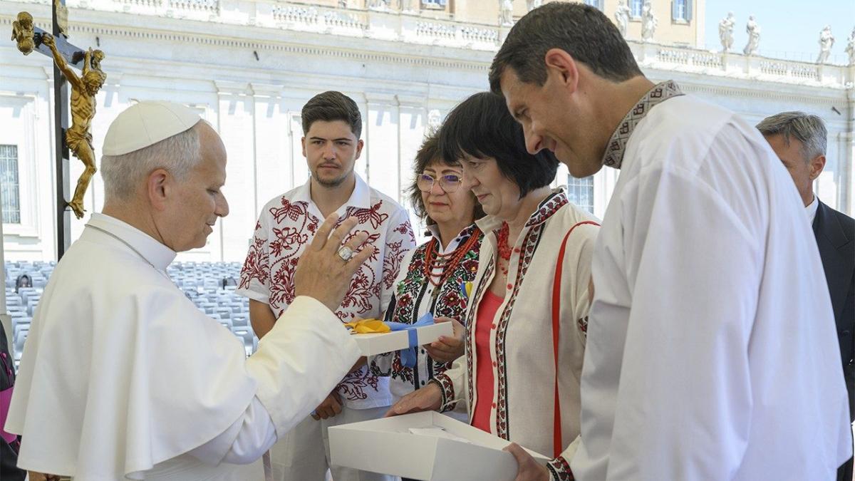 Українська дизайнерка подарувала Папі Римському ексклюзивну вишиванку
