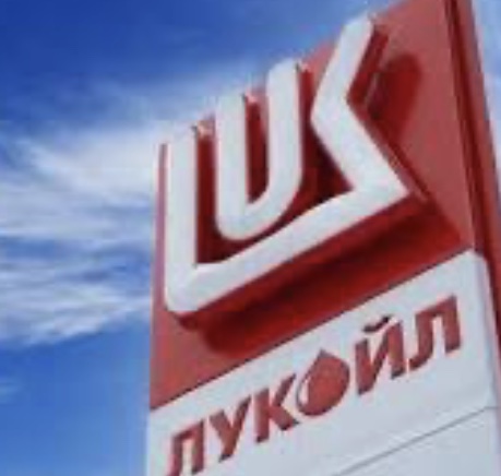 Найбільший НПЗ “Лукойла” зупинився після атаки дронів, – Reuters