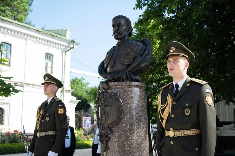Церемонія святкування 30-річчя Конституції в Києво-Печерській Лаврі символізує остаточний розрив з радянським/російським минулим