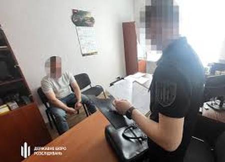 На вулиці Бандери під час спільного відпрацювання з ТЦК чоловік поранив поліцейського гострим предметом
